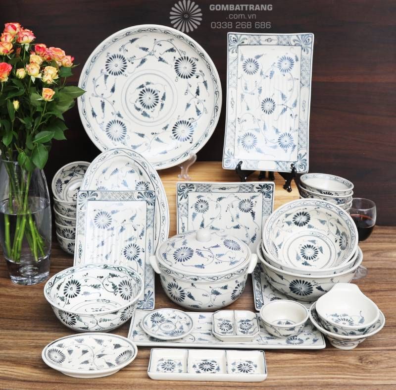 Tổng thể bộ bát đĩa khi bày đủ cho thấy sự đồng bộ về màu men và hoa văn, tạo cảm giác bàn ăn ngăn nắp, chuyên nghiệp và dễ phối không gian nhà hàng.