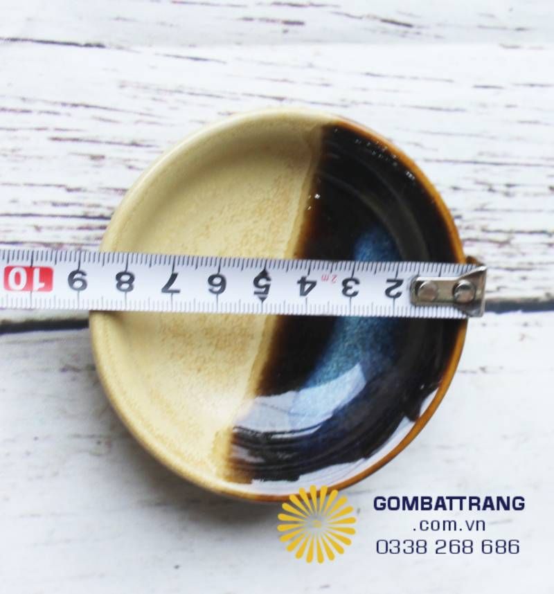 Được nung ở nhiệt độ 1200°C, bộ bát đĩa men hỏa biến từ Gombattrang.vn loại bỏ hoàn toàn tạp chất, bền chắc vượt thời gian và tuyệt đối an toàn trong máy rửa bát hay lò vi sóng