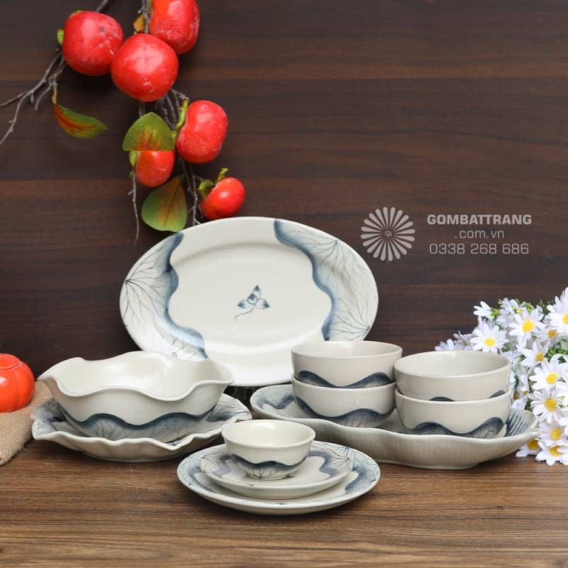 Bộ bát đĩa sang trọng Bát Tràng với tông men sáng, họa tiết lam hài hòa, phù hợp cho cả bàn ăn gia đình và không gian tiếp khách.