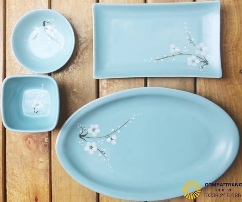 Bộ đĩa viền cong mềm mại, men xanh điểm hoa mai tinh xảo, lý tưởng để bày nem, cá, rau củ hay gia vị.