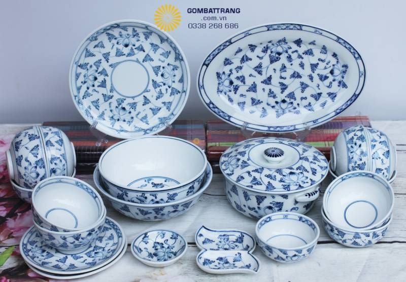 Một "bản giao hưởng" giữa sắc trắng tinh khôi của sứ và sắc xanh dịu mát của men lam