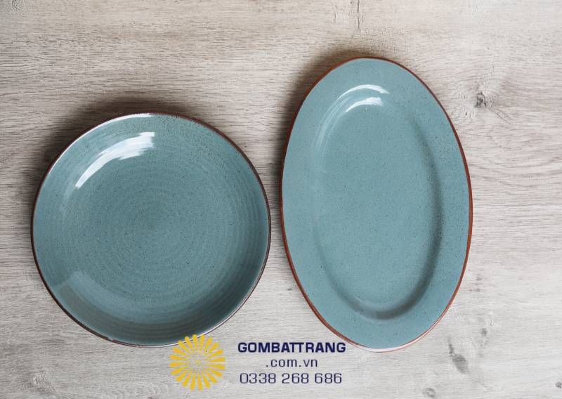Bề mặt men bóng lộ rõ các đường vân xoáy đồng tâm và tinh thể men tự nhiên, mang lại hiệu ứng ánh sáng nhẹ, tạo cảm giác thủ công và tinh tế.