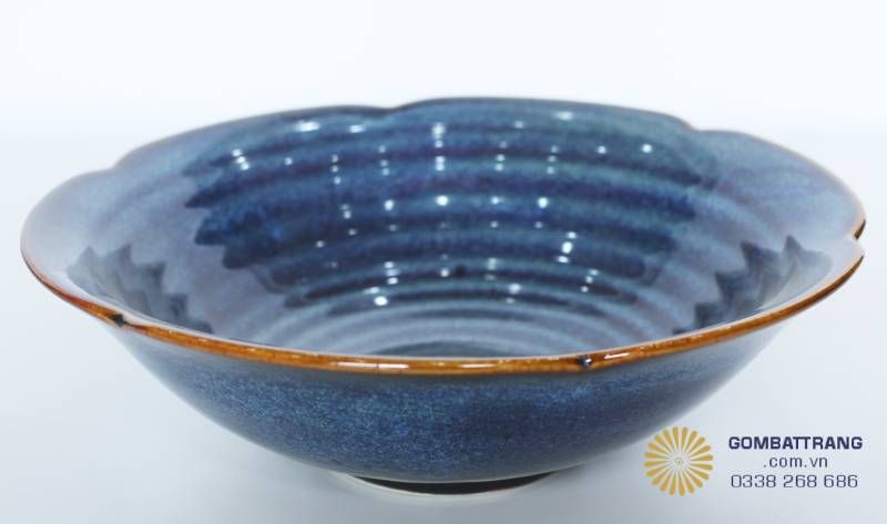 chiếc bát tô lớn với dáng loe, viền uốn lượn nhẹ nhàng như cánh hoa. Lòng bát lộ rõ hiệu ứng men hỏa biến với các đốm sáng lấp lánh.