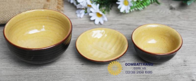 Dù đặt trong không gian bếp hiện đại, nhà hàng phong cách mộc hay quán ăn truyền thống, bộ bát đĩa vẫn dễ hòa hợp, không bị “lệch tông” nhờ màu men trung tính và thiết kế giản lược chi tiết.