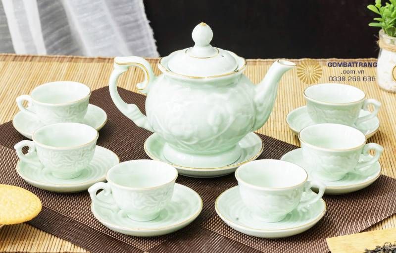 Đường khắc nổi hoa sen bắt sáng khác nhau, tạo hiệu ứng chuyển mượt từ sáng – đậm, khiến họa tiết như đang chuyển động.