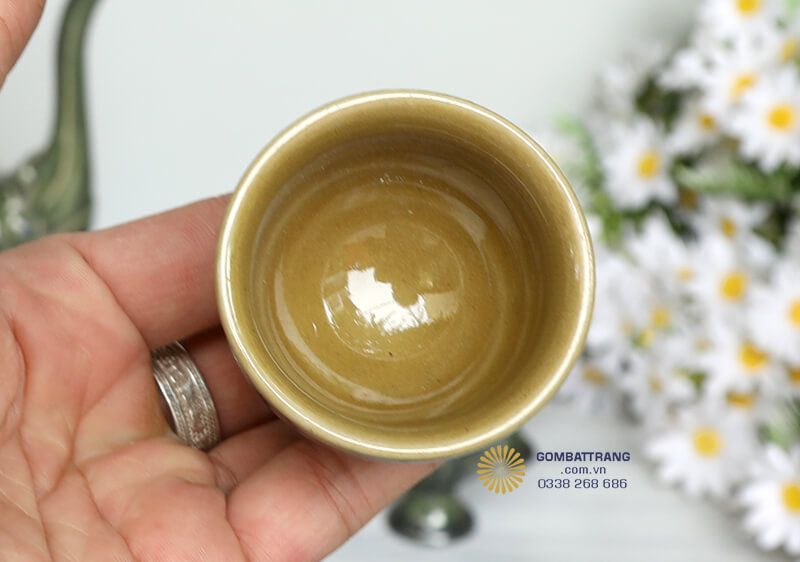 Bộ ấm chén đẹp sang trọng này không chỉ là dụng cụ pha trà mà còn là món đồ trang trí nghệ thuật cho không gian sống