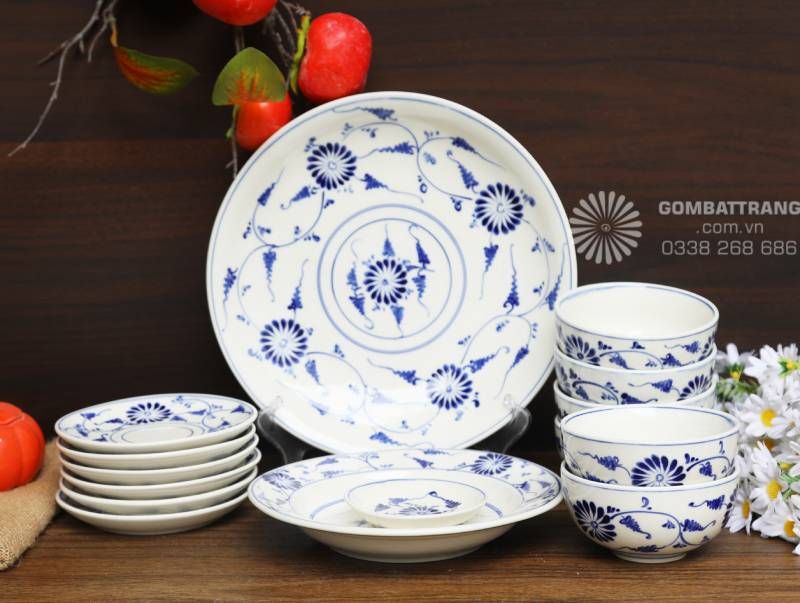 Bề mặt men mịn, ít lỗ kim nên khó bám dầu mỡ, dễ làm sạch sau mỗi lần sử dụng.