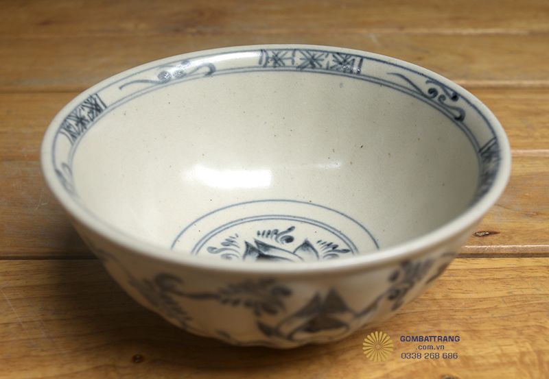Chiếc bát to với miệng loe rộng, thân cong thanh thoát là sản phẩm của nghề làm bát đĩa Bát Tràng giả cổ