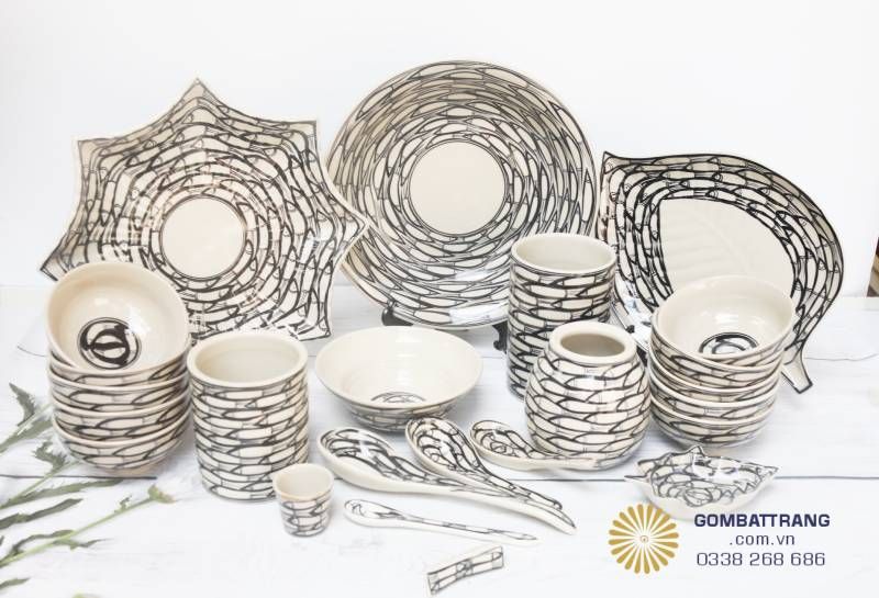 Set đầy đủ 18 sản phẩm với nhiều kích thước bát, đĩa, tô, thìa, vừa tiện dụng vừa trang trí đẹp mắt.