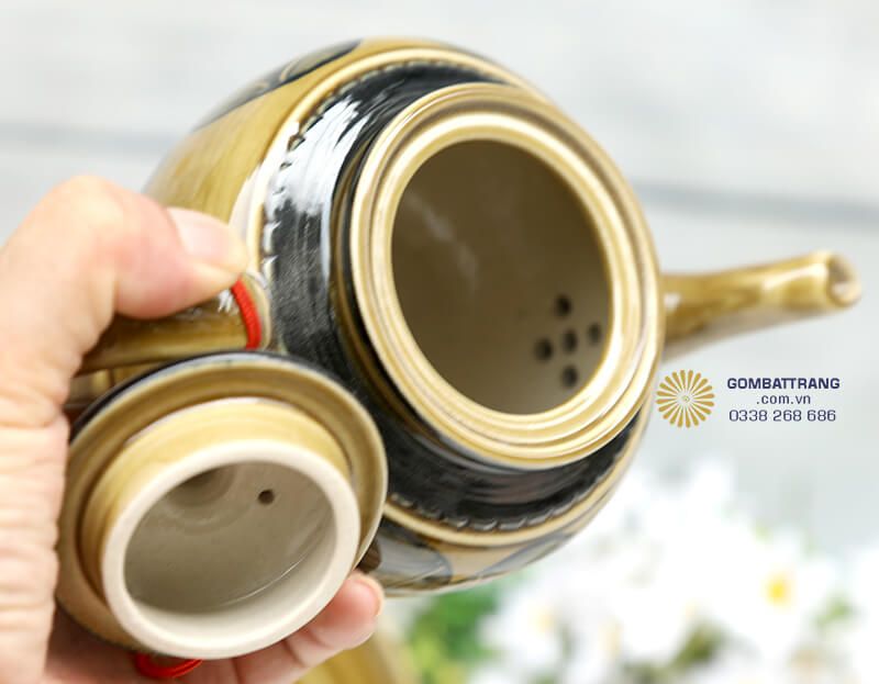 Bộ ấm chén đẹp sang trọng này chính là sự kết hợp hoàn hảo giữa nghệ thuật gốm sứ và ý nghĩa phong thủy