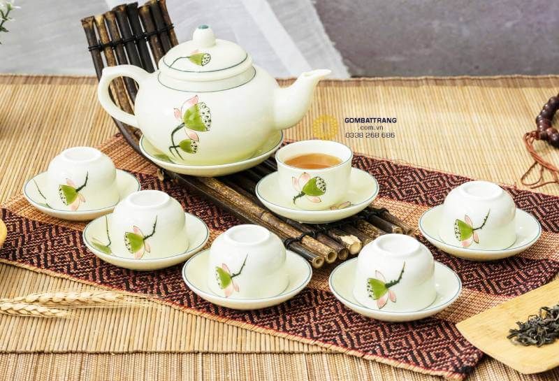 Dáng ấm tròn cân đối, cầm chắc tay, giữ nhiệt tốt; từng đường cong được tính toán để khi rót trà êm, không nhỏ giọt, mang lại trải nghiệm sử dụng trọn vẹn.