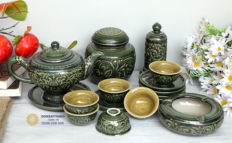 Họa tiết hoa sen được chạm nổi khéo léo trên thân chén tạo nên chiều sâu nghệ thuật cho bộ ấm chén