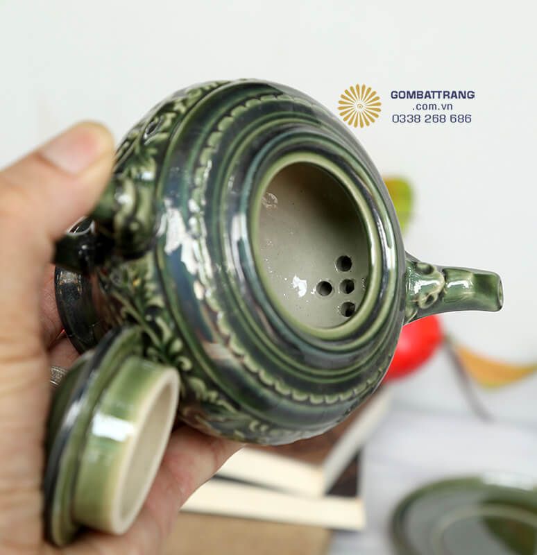 Mỗi chi tiết trên bộ ấm chén trà bát tràng đều được tạo hình thủ công, tạo nên nét đẹp độc đáo riêng biệt