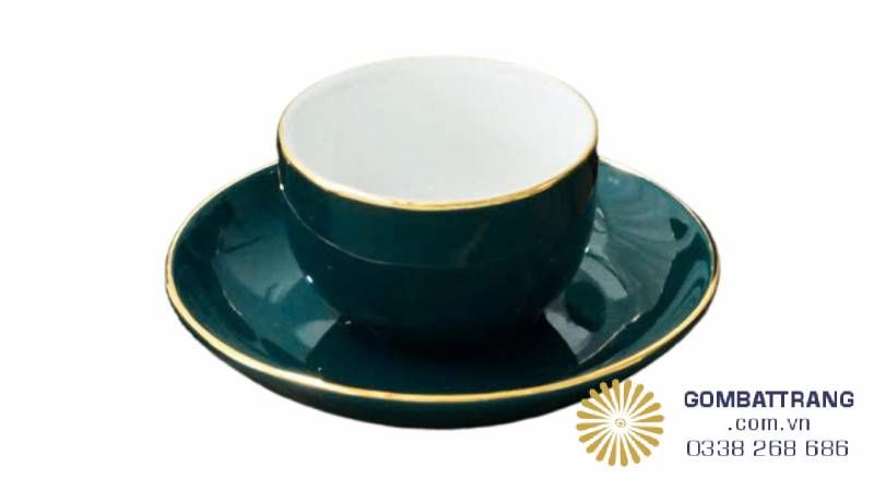  Lòng chén trắng tuyết, phẳng mịn, giúp tôn rõ sắc nước trà; bên ngoài phủ men xanh đồng bộ với thân ấm, tạo tương phản hài hòa.