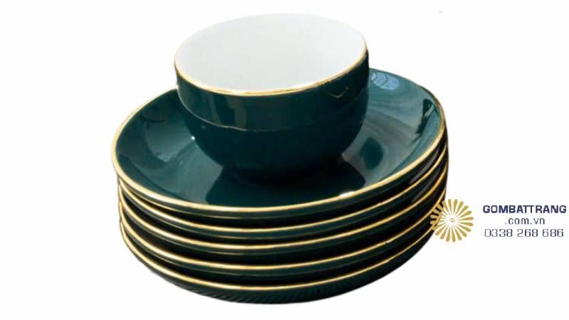  Bề mặt men bóng gương, sắc xanh Cửu Long có chiều sâu, chuyển sắc từ xanh lục bảo sang xanh đen huyền dưới các góc ánh sáng khác nhau.