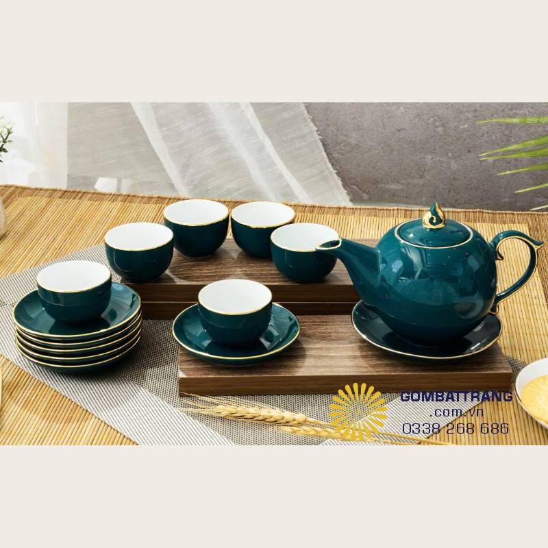  Khi đặt trọn bộ trên bàn trà, sự kết hợp giữa men xanh trầm, chỉ vàng kim và lòng chén trắng tạo nên bố cục hài hòa, sang trọng và có chiều sâu.