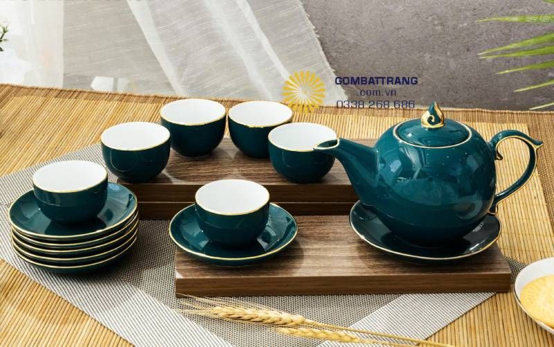 Đường chỉ vàng vẽ tay nổi bật trên nền men xanh trầm, ánh vàng bắt sáng rõ nét, tạo điểm nhấn sang trọng khi quan sát cận cảnh.
