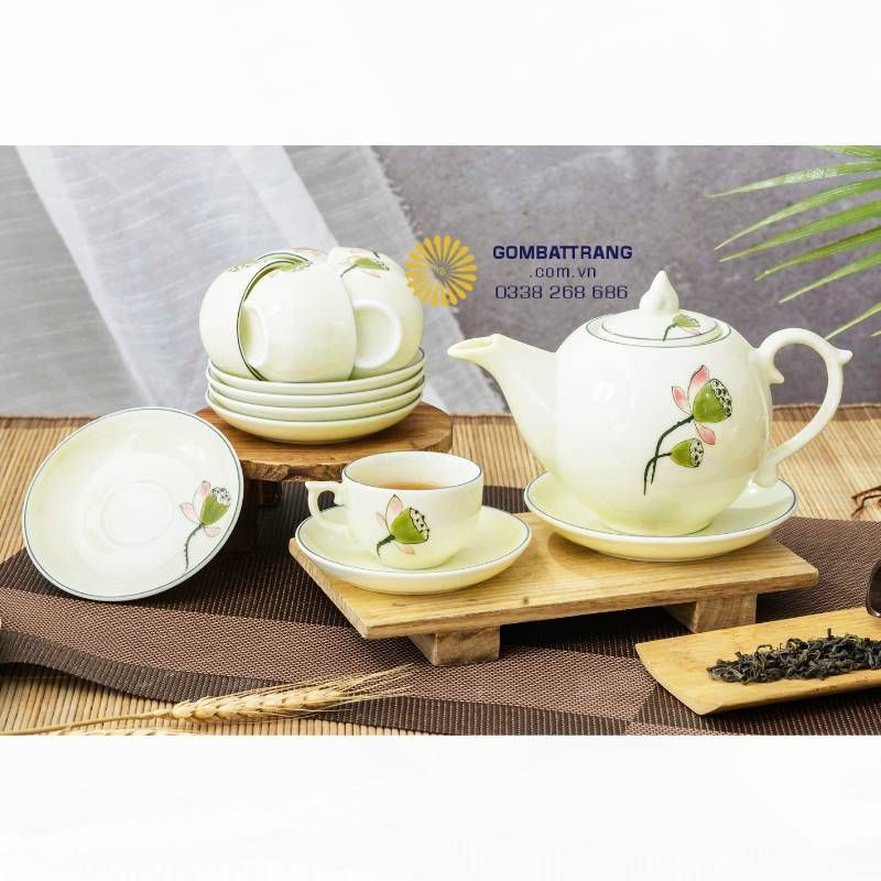Bộ cốc chén đẹp Bát Tràng mang lại cảm giác an yên và tinh tế cho không gian thưởng trà.