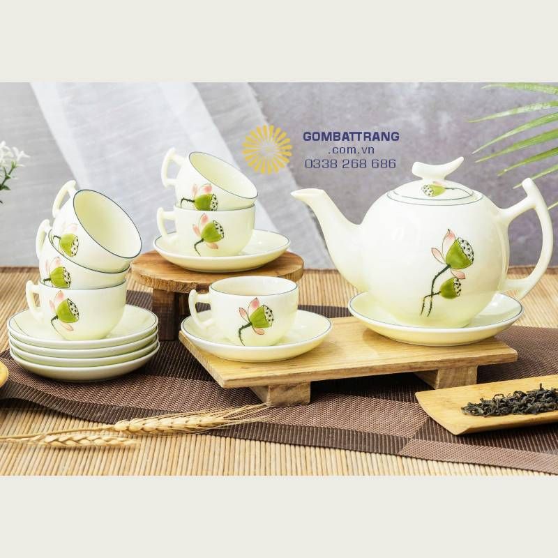 Thiết kế tinh tế, thủ công Bát Tràng: Bộ cốc chén được làm hoàn toàn vẽ tay, mỗi chi tiết đều có “hồn”, thể hiện tay nghề lâu năm của nghệ nhân.