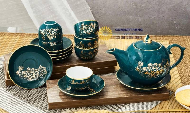 Vòi ấm vươn cao, viền chỉ vàng tinh xảo, đảm bảo dòng chảy tròn, mạnh và ngắt nước dứt khoát.
