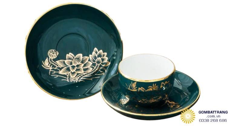  Đĩa có độ trũng hợp lý, gờ cao chắc chắn, vành đĩa nhấn chỉ vàng kim dày dặn, giúp giữ chén ổn định và tăng tính trang trọng trên bàn trà