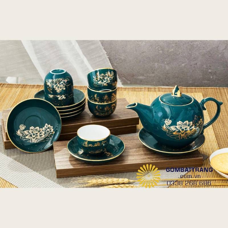 Toàn bộ thân ấm được phủ men xanh Cửu Long bóng gương, có khả năng chuyển sắc linh hoạt từ xanh lục bảo sang xanh đen trầm dưới các góc sáng khác nhau.