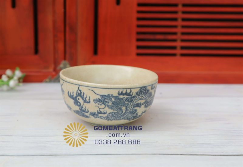 Bát men rạn nhỏ gọn, họa tiết tinh tế, dễ phối trên mọi bàn ăn