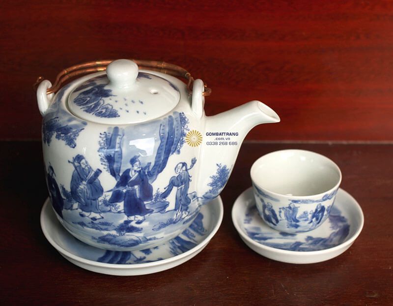 Cận cảnh chiếc ấm và chén nhỏ xinh và tiện dụng của bộ ấm chén giả cổ