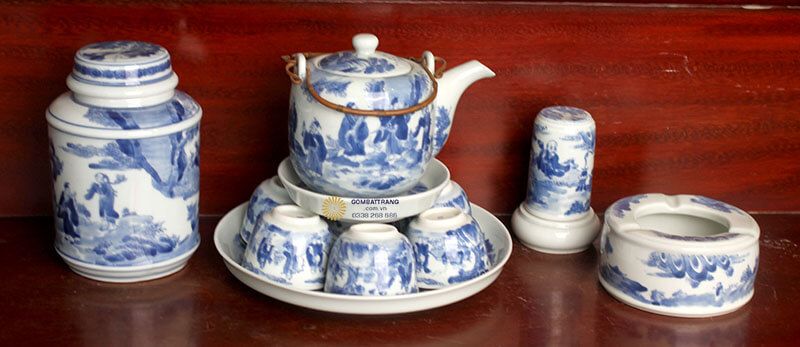 Bộ ấm chén cổ với đầy đủ phụ kiện, thể hiện sự chu đáo và hoàn thiện trong thiết kế