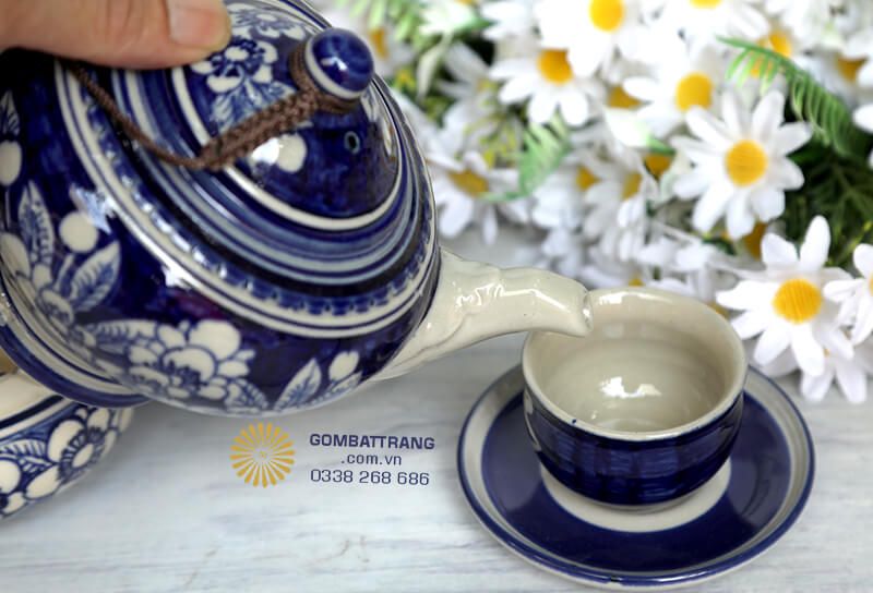 Khả năng chịu nhiệt tốt giúp ấm chén cao cấp không bị nứt vỡ khi tiếp xúc với nước nóng, sử dụng bền bỉ theo thời gian