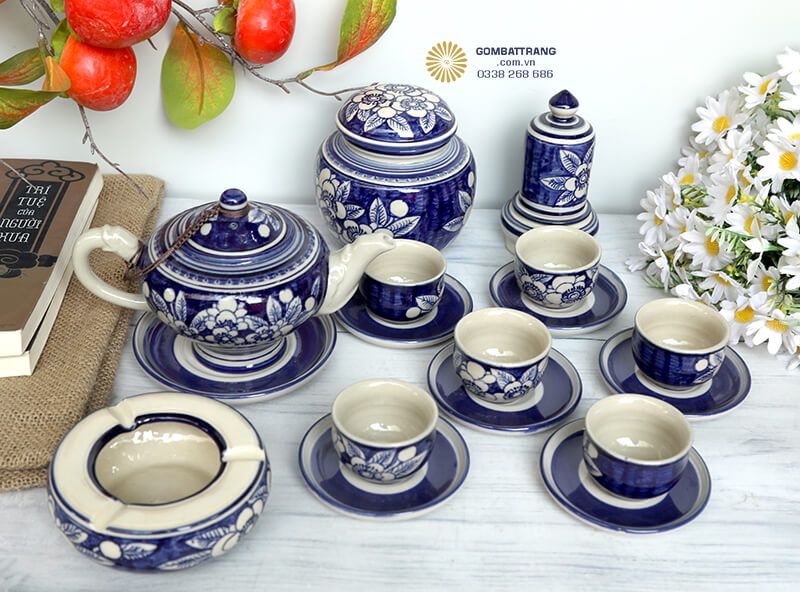 Bộ ấm chén Bát Tràng được chạm khắc nổi tinh xảo, tạo nên một tác phẩm nghệ thuật đích thực cho không gian sống của bạn