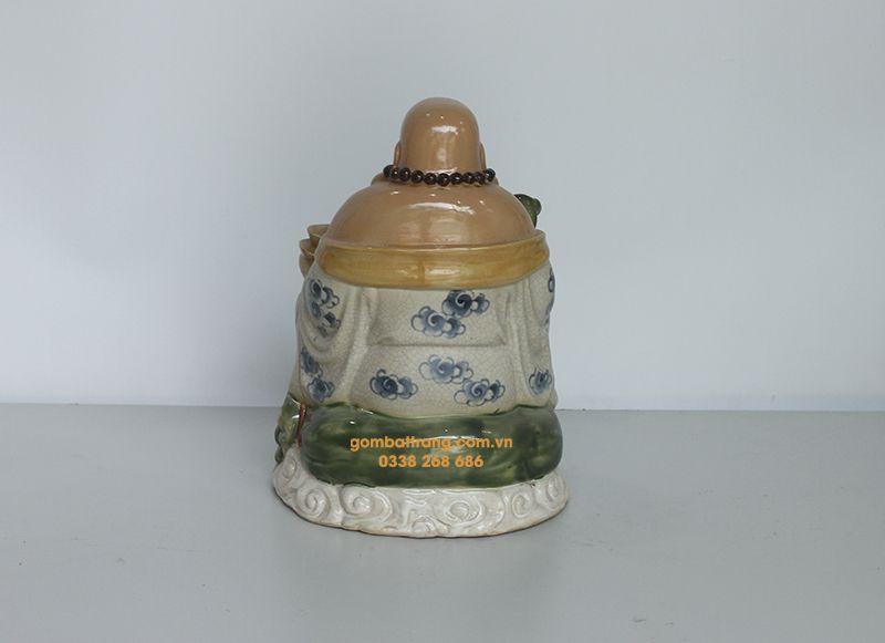 Mẫu tượng Di Lặc ngồi cầm gậy như ý và thỏi vàng dưới đây đẹp nhất thị trường. Rất được những người sành về gốm săn đón