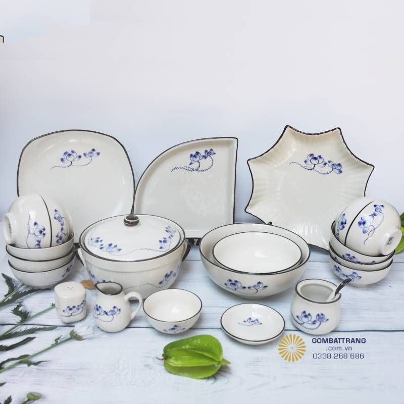 Bộ bát đĩa gốm sứ Bát Tràng men ngà hoa sen xanh lam, phù hợp làm quà tặng và trang trí bàn ăn.