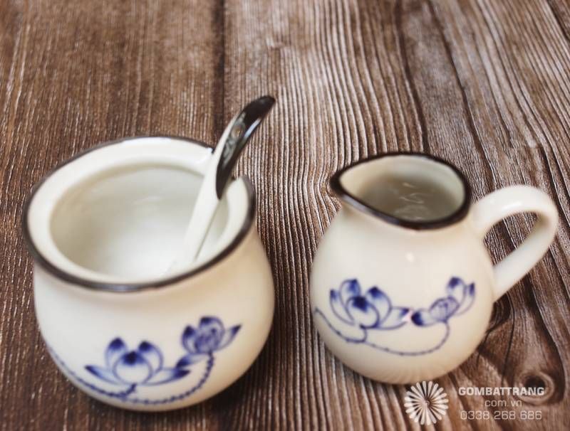 Bình và hũ nhỏ gốm sứ Bát Tràng, hoa văn sen xanh lam, tiện dụng và trang nhã.