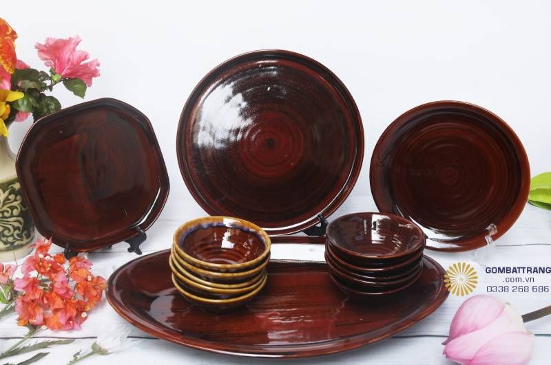 Set bát đĩa gốm Bát Tràng xuất khẩu – ánh men đỏ nâu bóng mịn, hơn 12 chi tiết đồng bộ, vừa sang trọng vừa độc đáo.