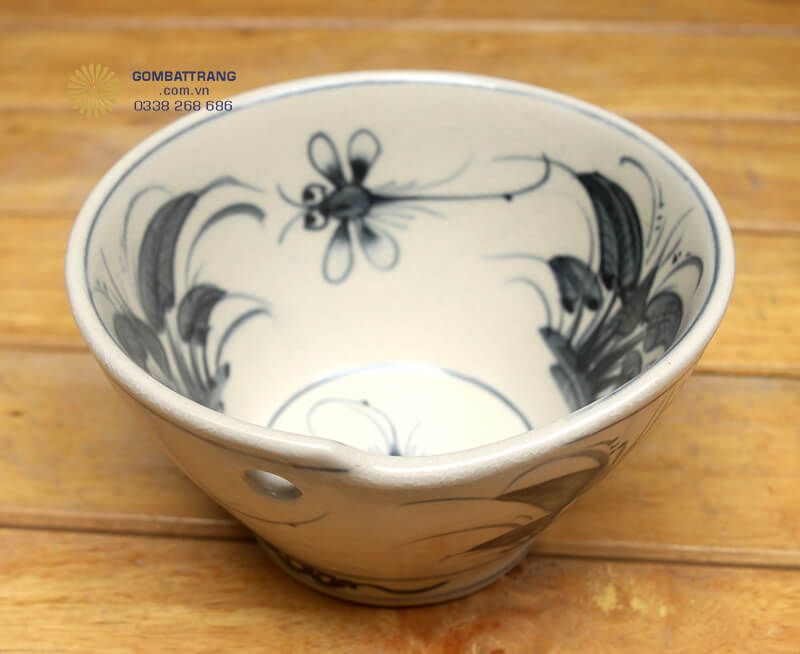 Sứ cao cấp không chỉ bền chắc, chịu được va chạm mà còn dễ làm sạch, không giữ mùi lâu và không bị ám màu theo thời gian sử dụng