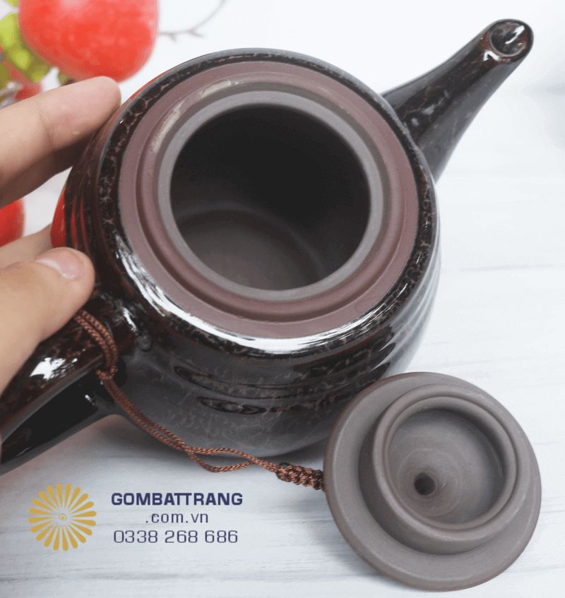 Sự hiện diện của bộ ấm chén trong phòng khách giúp tôn lên nét thanh lịch và sự chỉn chu của gia chủ