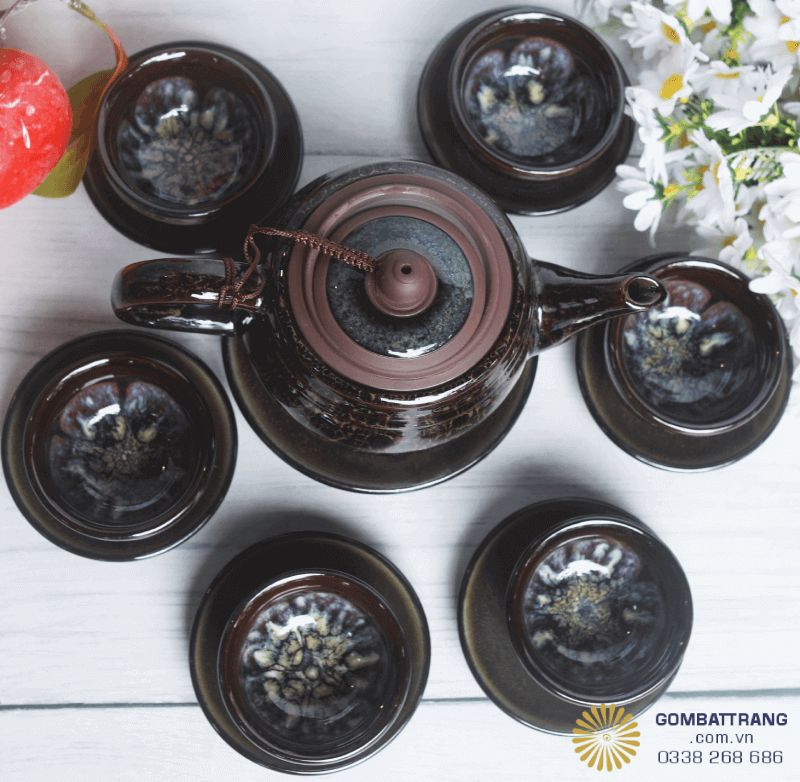 Mỗi chi tiết trên ấm và chén được hoàn thiện tỉ mỉ, tạo cảm giác hài hòa khi sắp đặt trên bàn trà hoặc kệ trưng bày