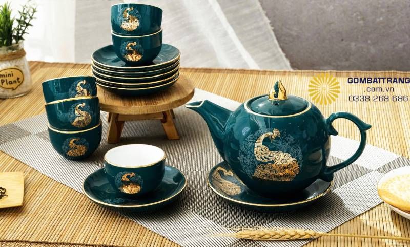 Sự phối hợp hài hòa giữa màu men trầm sang và các chi tiết hoàn thiện tinh tế giúp sản phẩm luôn nổi bật mà không gây cảm giác nặng nề hay phô trương.