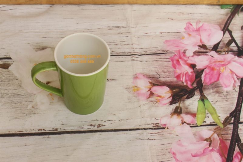 Thiết kế cốc có quai cầm cao giúp dễ dàng, linh hoạt cầm nắm