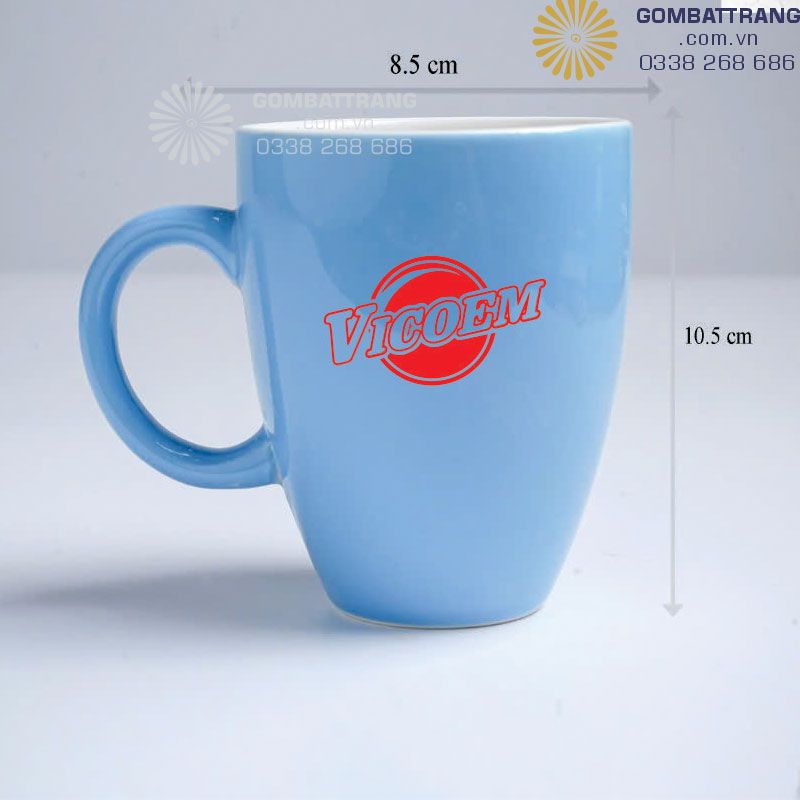 Cốc sứ in logo gốm sứ Bát Tràng, dáng quai tròn, đáy thót, miệng loe, trẻ trung, thanh lịch, sứ sach, in logo trong men đẹp, sắc nét