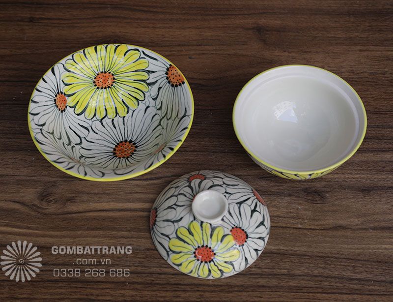 Ảnh chi tiết âu cơm và tô yêu, âu cơm vẽ hoa hướng dương bên ngoài và bên trong tráng men trắng tạo sự nhẹ nhàng, tinh tế