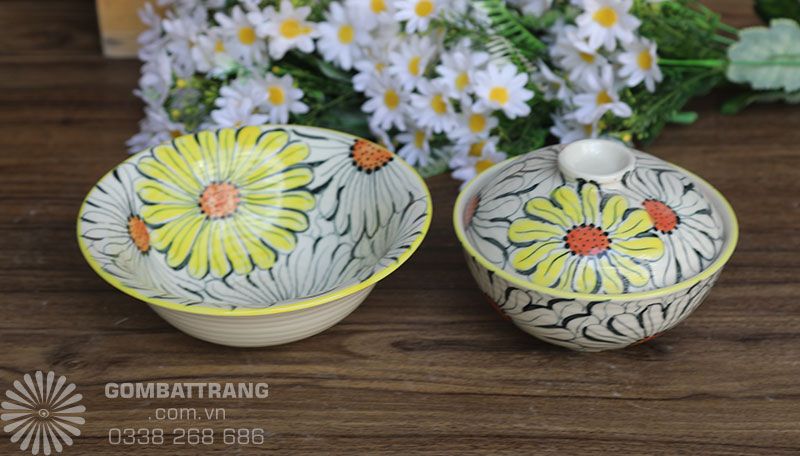 Ảnh chi tiết bát tô yêu và âu cớm sản phẩm được vẽ hoa hướng dương cả bên trong lòng bát