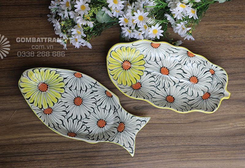 Ảnh chi tiết đĩa cá và đĩa lá chuối được tạo hình tinh tế, tạo sự sang trọng và cá tính cho từng món ăn