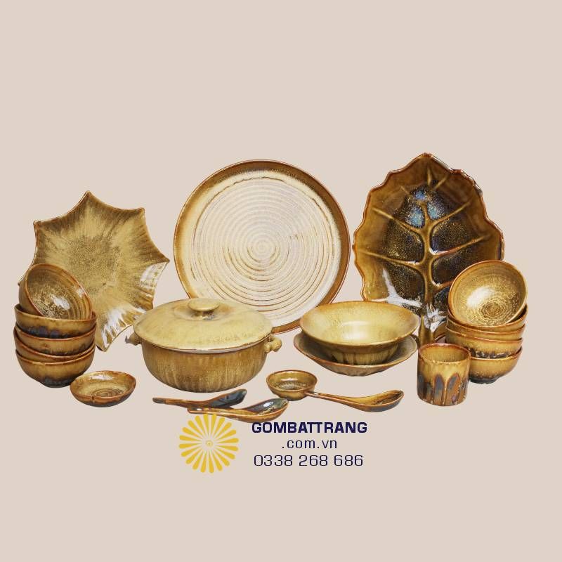 Set bát đĩa khách sạn phối hợp giữa đĩa tam giác hiện đại và đĩa tròn truyền thống tạo sự đa dạng cho bàn tiệc.