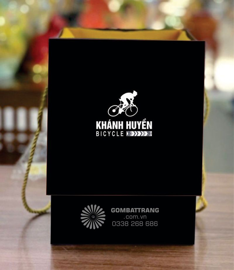Ly sứ in hình làm quà tặng được đựng trong hộp đựng quà cao cấp, cốt giấy carton cứng, dáng hộp vuông vức, bọc giấy xi chống thấm, được chọn mầu theo yêu cầu, bên trong lót lụa trống va dập và tạo lên độ sang trọng của sản phẩm, trên lấp hộp in logo theo yêu cầu rất đẹp