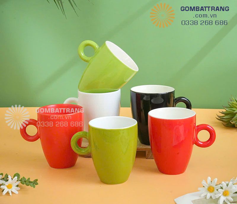 Ly sứ Bát Tràng được thiết kế đẹp, trẻ trung, thanh lịch, nhiều mầu sắc đẹp, chất men bóng mịn có chiều sâu, in logo , in hình lên ly sứ rất đẹp, làm quà tặng rất sang