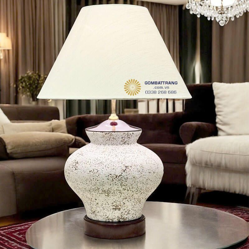 Mẫu đèn gốm Bát Tràng ánh sáng vàng ấm, phù hợp decor không gian hiện đại.
