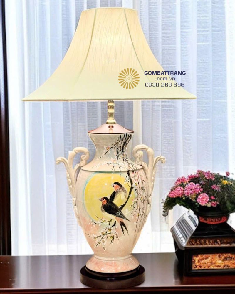 Đèn ngủ gốm sứ cao cấp, thân đèn nung nhiệt độ cao bền đẹp, chao đèn vải dịu sáng phù hợp décor sang trọng.