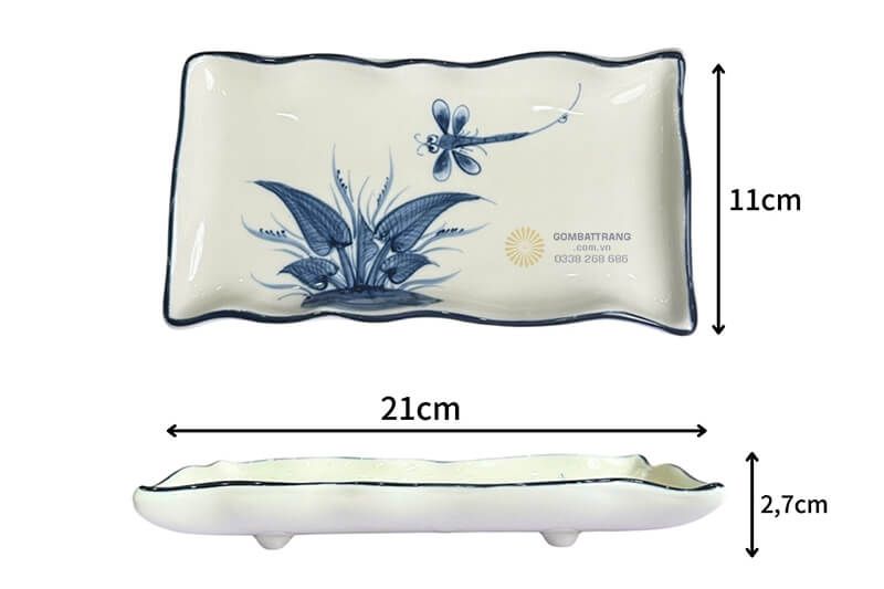Đĩa trang trí bát tràng chữ nhật lượn có thiết kế độc đáo, phù hợp để bày món ăn khai vị, bánh kẹo hay làm đĩa trang trí